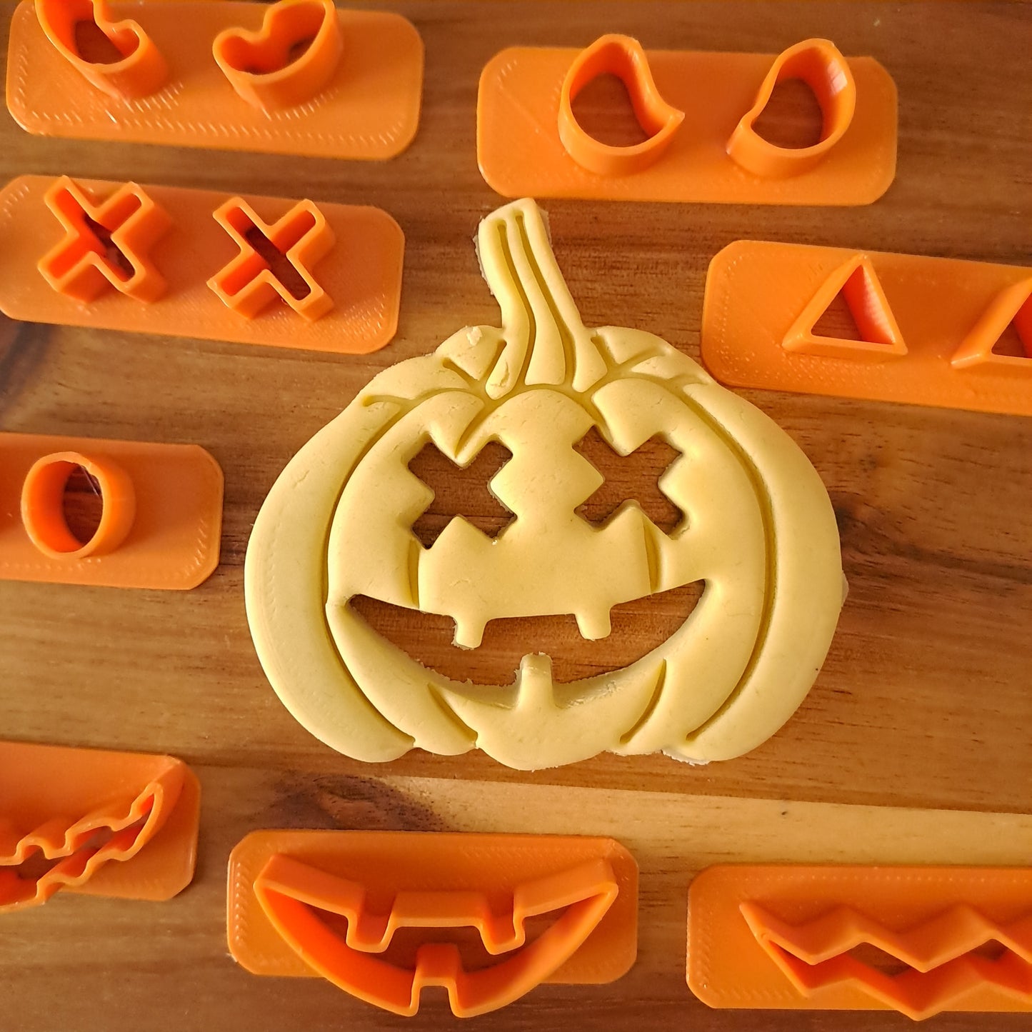 Zucca di Halloween con Facce Configurabili - Cookies cutter - Stampo per biscotti o pasta di zucchero - 7cm