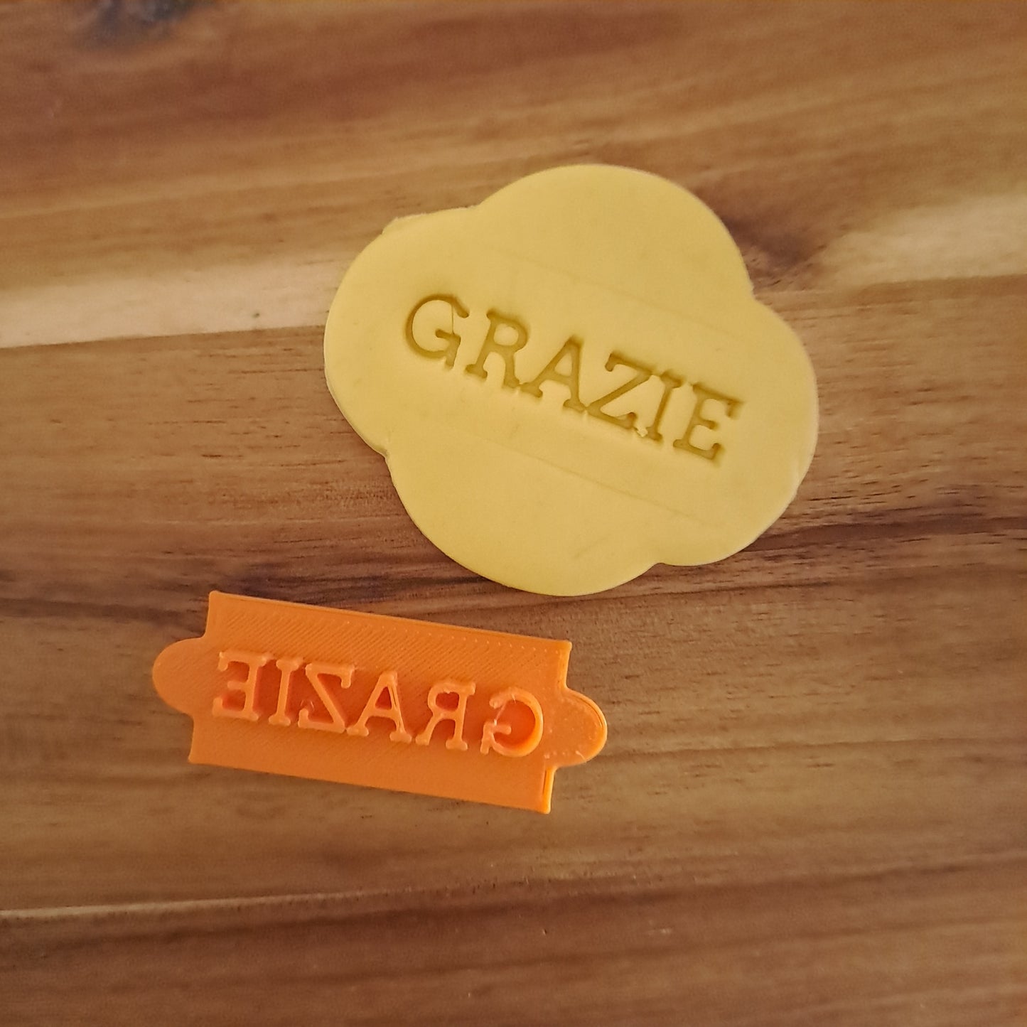 Grazie - Scritta Stampatello - Timbro - Dimensione a scelta da 4cm a 15cm