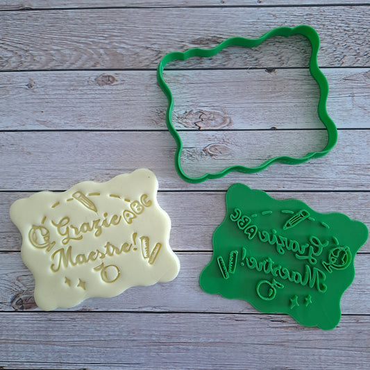 Tagliabiscotti.it - ​​​​​​"Merci professeurs !" - Emporte-pièce emporte-pièce pour réaliser des décorations de biscuits sur le thème de fin d'année scolaire, idée cadeau professeur. Dimensions : 8 cm x 6,5 cm